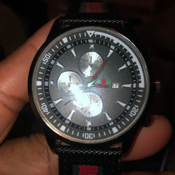 FOR SELL A GUCCI WATCH - Picture 2 of 4